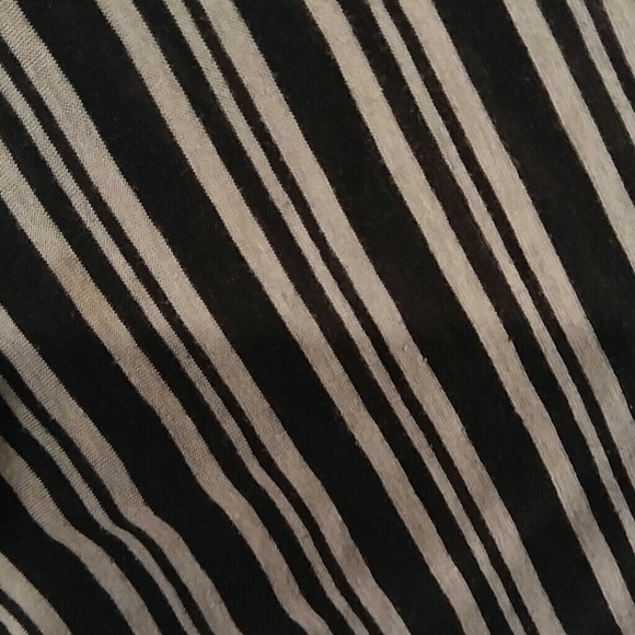 Black & gray top - Picture 2 of 3